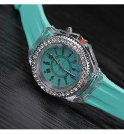 MONTRE GENEVA VERT LUMINEUSE  AVEC STRASS