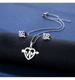 COFFRET COLLIER COEUR FLECHE AVEC BOUCLE D OREILLE ACIER