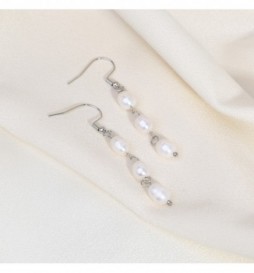 BOUCLE D OREILLE PENDANTE 3 PERLES 